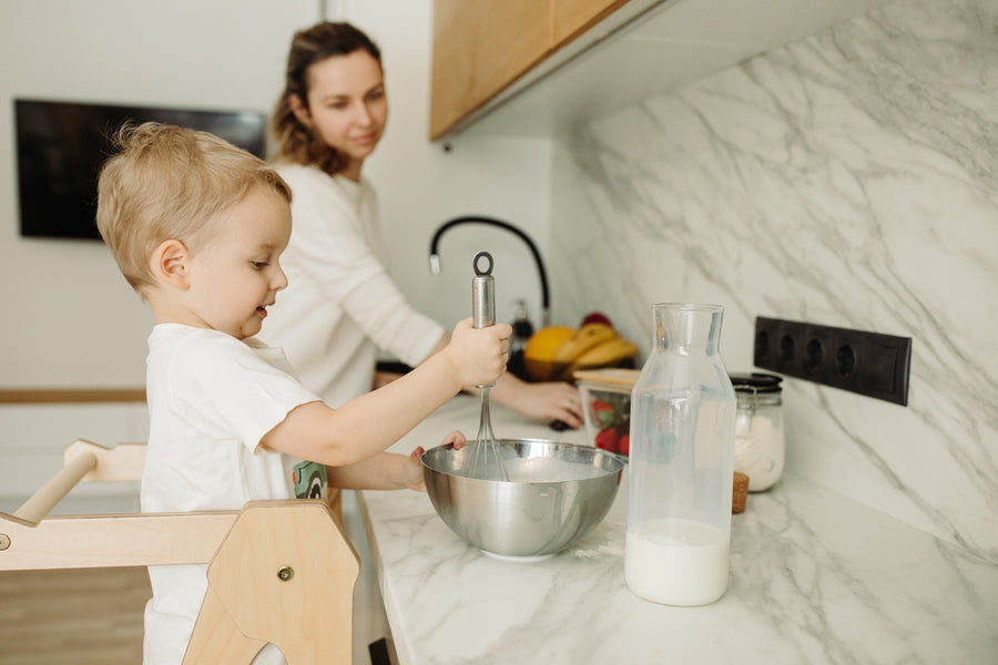 Kjøkkenhjelper - Den perfekte stolen for å hjelpe barnet med matlaging og andre hjemme aktiviteter