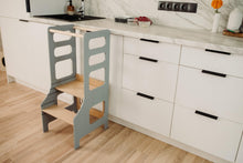 Last inn bildet i Galleri-visningsprogrammet, Kjøkkenhjelper Grey er en høy spisestol som hjelper barna med matlagingen og vaske hender