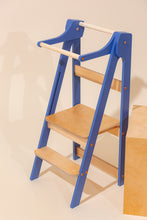 Last inn bildet i Galleri-visningsprogrammet, Sammenleggbar Kjokkenhjelper spar plass på kjøkkenet med barnestol