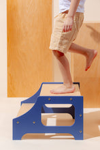 Last inn bildet i Galleri-visningsprogrammet, Stilren krakk / solid skammel i 100% bjørk tre - brukes både til barn og voksne