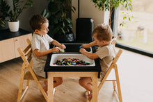 Last inn bildet i Galleri-visningsprogrammet, barnebord med IKEA kasser til leker