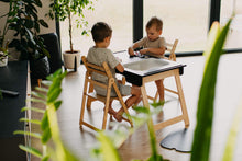 Last inn bildet i Galleri-visningsprogrammet, barnebord med barnestol i tre