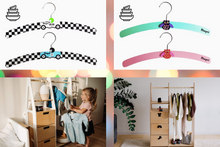 Last inn bildet i Galleri-visningsprogrammet, kleshenger til barneskap i tre med bil og dyr motiv