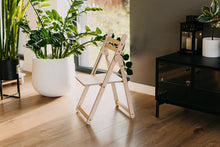 Last inn bildet i Galleri-visningsprogrammet, liten barnestol til stue i tre