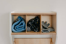 Last inn bildet i Galleri-visningsprogrammet, Entremøbler til barn / barneskap / knaggrekke / oppbevaring barneklær