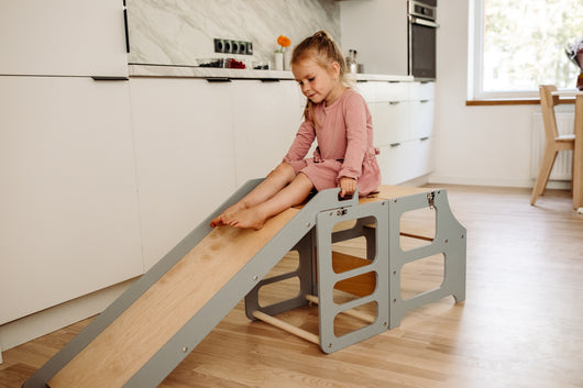 Nyhet! Montessori Kjøkkenhjelper med sklie og barnebord. Oppdrag ennå mer smarte og multifunksjonelle møblene til barna dine.