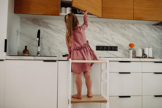Se video av en 3 åring som hjelper mamma på kjøkkenet mens hun trygt står på Kjøkkenhjelper stolen