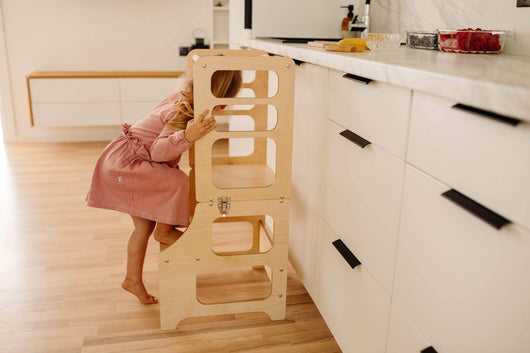 Kjøkkenhjelper i klassisk tre barnebord og stol funskjon