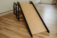 Last inn og spill av video i Gallerivisningen, Kjøkkenhjelper 2 i 1 med sklie. Du kan bestille en sklie til din Montessori Kjøkkenhjelper i nettbutikken med rask frakt