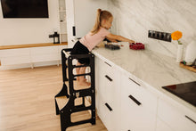 Last inn og spill av video i Gallerivisningen, 2 åring flytter selv barnestolen kjøkkenhjelperen sin på kjøkkenet
