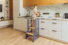 Last inn og spill av video i Gallerivisningen, Barnet flytter Kjøkkenhjelper på kjøkkenet og hjelper mamma å forberede et måltid