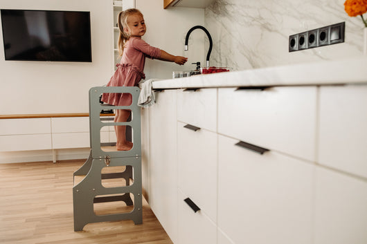 Multifunksjonell Montessori Kjøkkenhjelper 2 i 1 er en must have på kjøkkenet med små barn