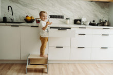 Last inn bildet i Galleri-visningsprogrammet, å hjelpe på kjøkkenet er gøy for små barn
