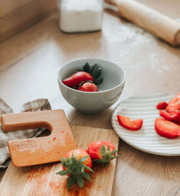 Last inn bildet i Galleri-visningsprogrammet, barne kniv til å bruke ved matlaging kute baer frukt brød grønnsaker