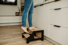Last inn bildet i Galleri-visningsprogrammet, voksne og barn kan bruke kjøkkenkrakken fra Kjøkkenhjelper.no
