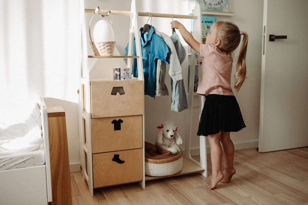 Gabinetes Montessori / Armario práctico con buen espacio de almacenamiento White