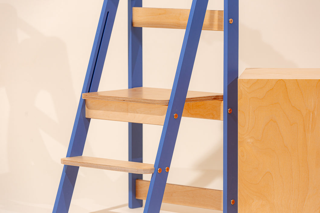 Kjøkkenhjelper i blå farge som kan klappes sammen klappestol til barn