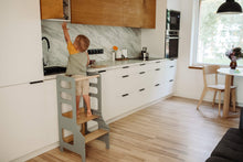 Last inn bildet i Galleri-visningsprogrammet, Kjøkkenhjelper GREY montessori høy stol i grå treverk til kjøkken og baderom

