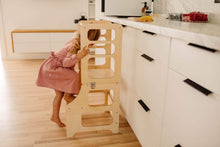 Load and play video in the gallery display, Kjøkkenhjelper i klassisk tre barnebord og stol funskjon
