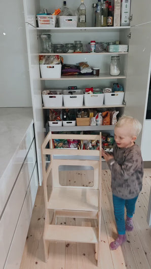 Kjøkkenhjelper i lakert treverk tar lite plass og kan fint flyttes av barne selv