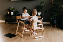 Last inn bildet i Galleri-visningsprogrammet, små møbler til barnerom og stue
