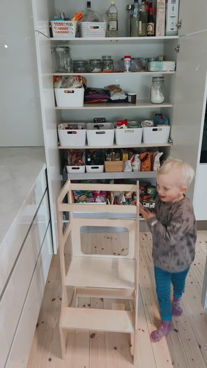 Kjøkkenhjelper NATURE Kitchen helper Læringstårn i trefarge som passer fint i interiør fra ikea