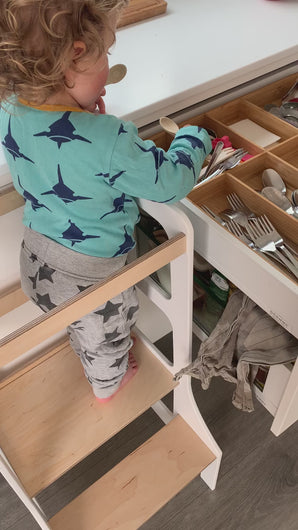 2 åring står på Kjøkkenhjelper Original og dekker på bordet